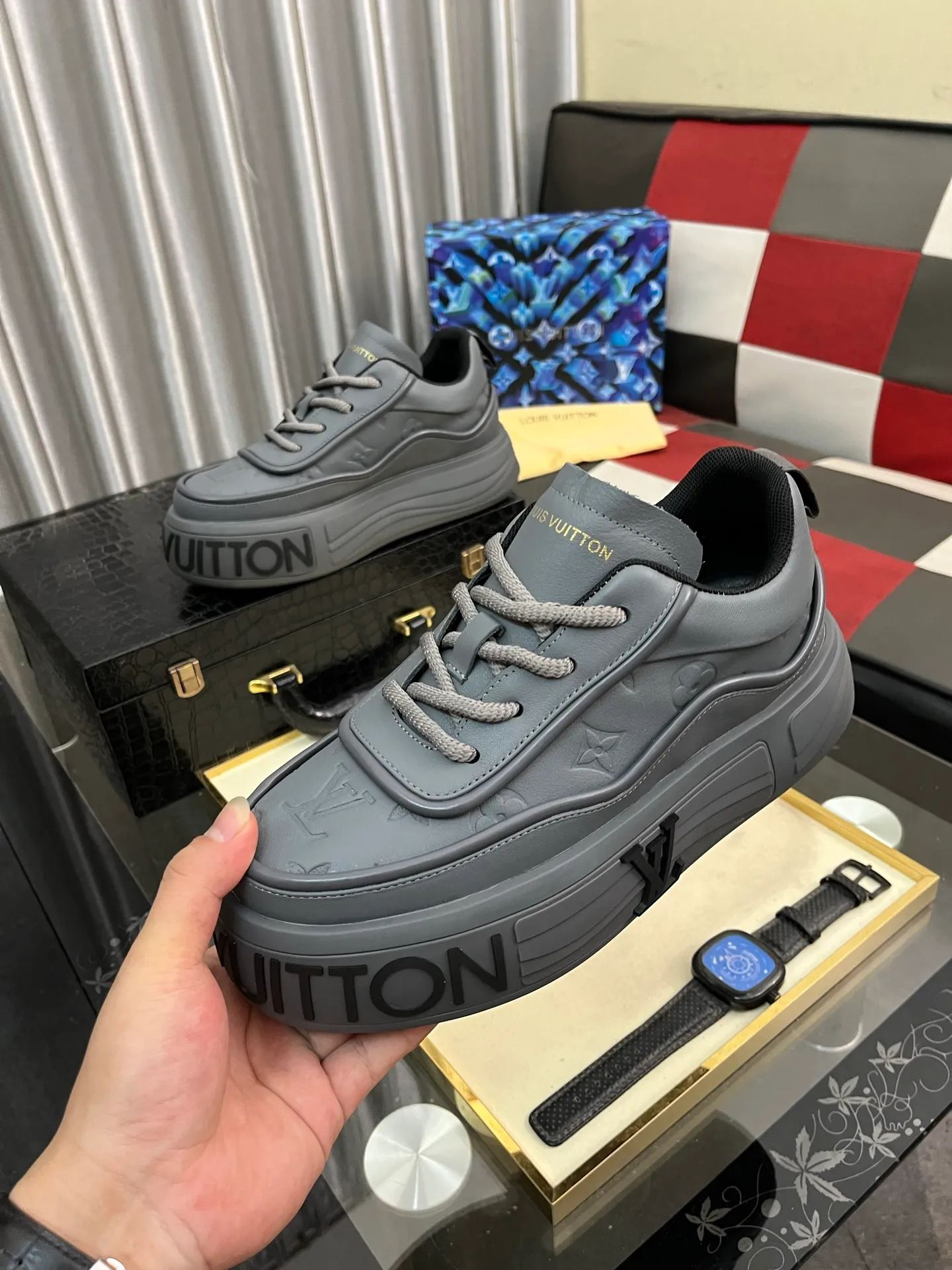 Men's shoes 💰560⌚️⌚️【LOUlS VUlTTON】Louis Vuitton ~ unique and casual style. LV counter purchasing 🏃casual shoes😍😍 Men's 2025 counters are on sale simultaneously, Italian imported brands select first-layer Italian cowhide. Cowhide leather lining (refuses to discolor and grind feet) Code number: 38-44 4⃣️colors available